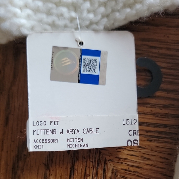 Michagan Wolverines White Mittens with Logo NWT - Picture 4 of 4